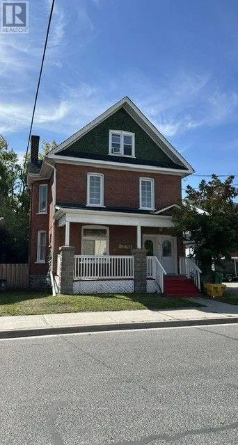 Triplex for rent: Unit 2 - 293 Dalhousie Street, Peterborough, Ontario K9J 2M6