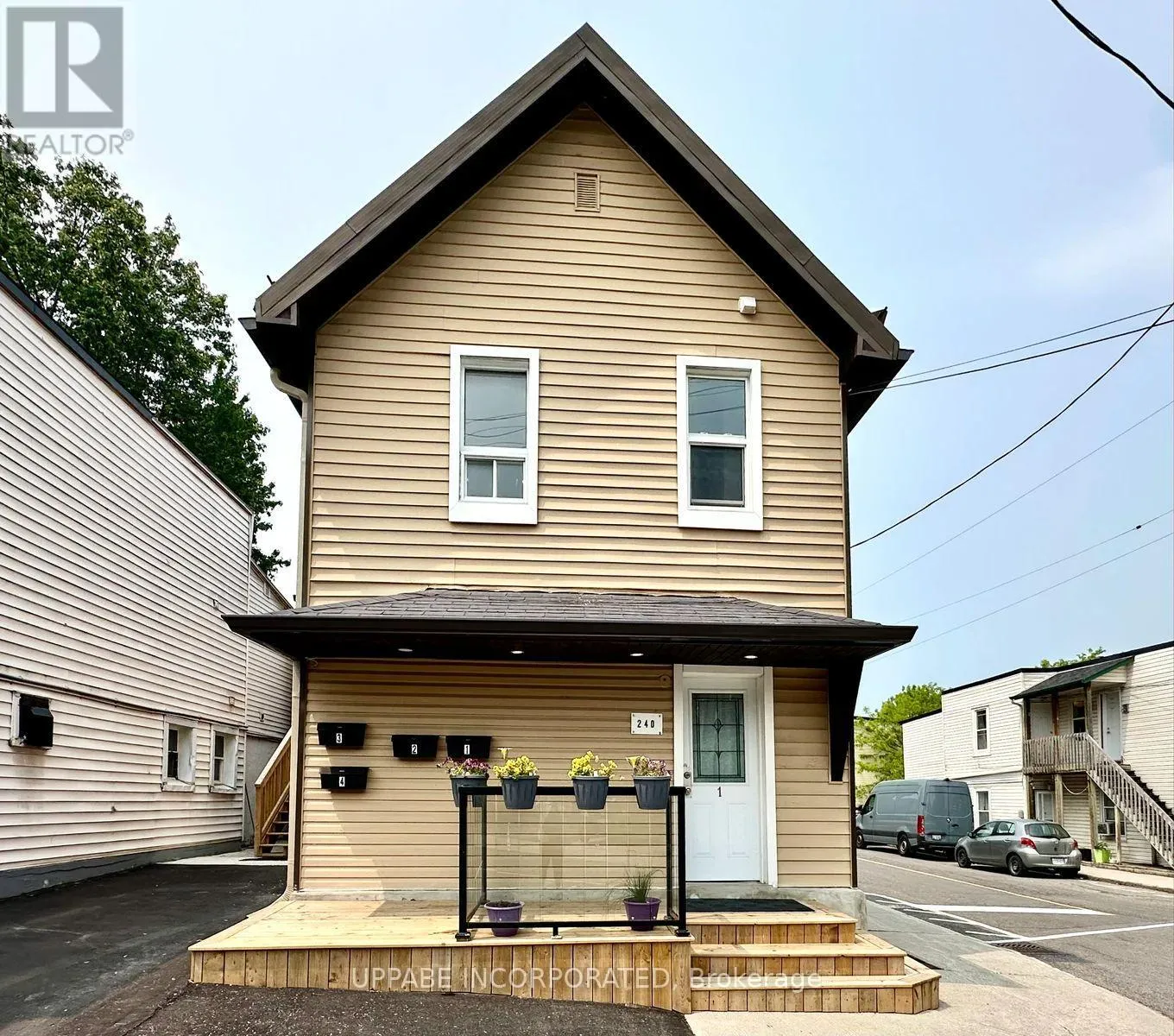 Other for rent: Unit 3 - 240 Marier Avenue, Ottawa, Ontario K1L 5R1