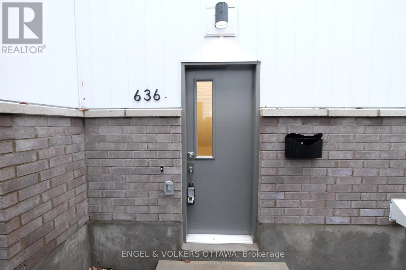 House for rent: Unit B - 636 Hochelaga Street, Ottawa, Ontario K1K 2E9