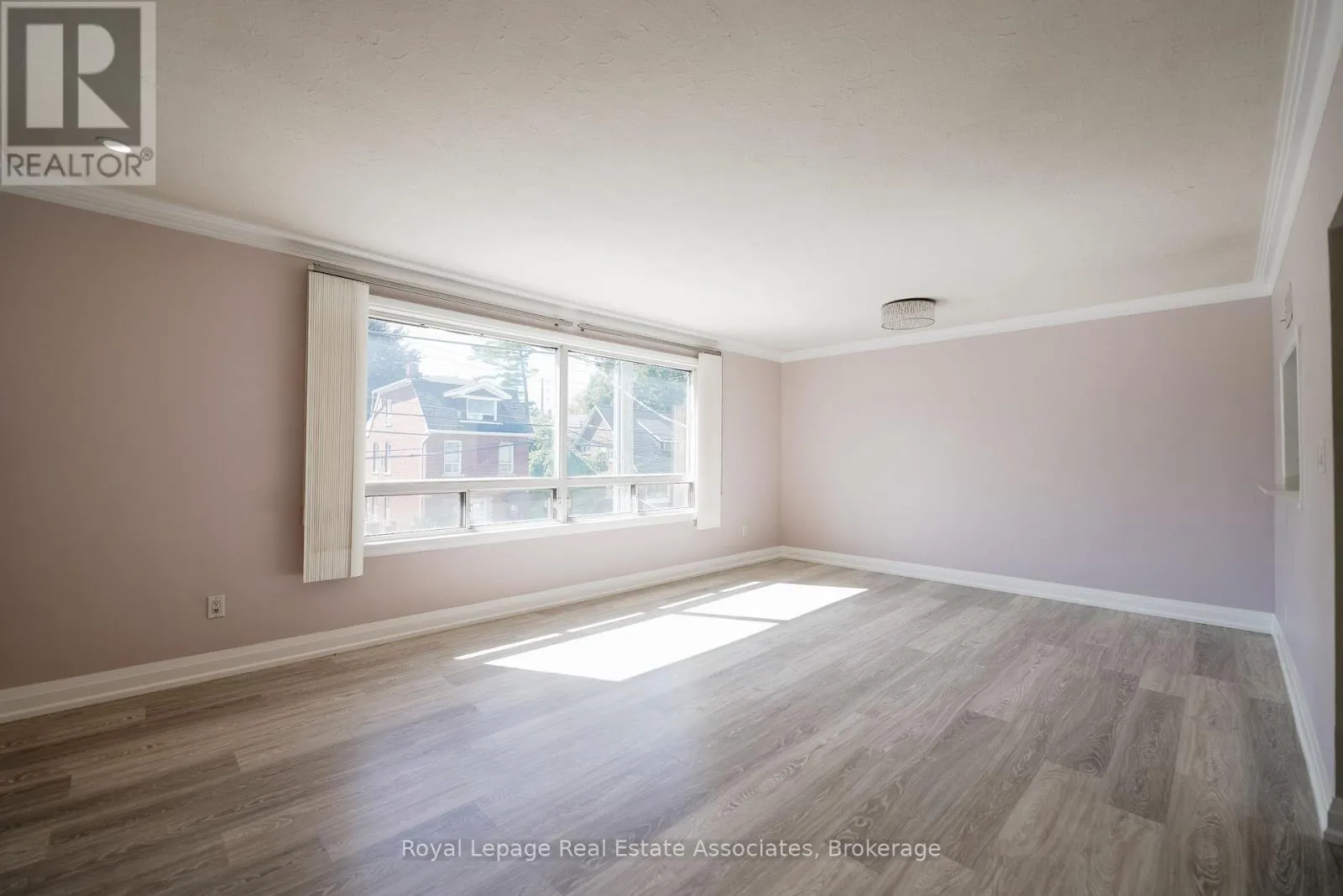 Duplex for rent: Upper - 11 Mississauga Road N, Mississauga, Ontario L5H 2H5