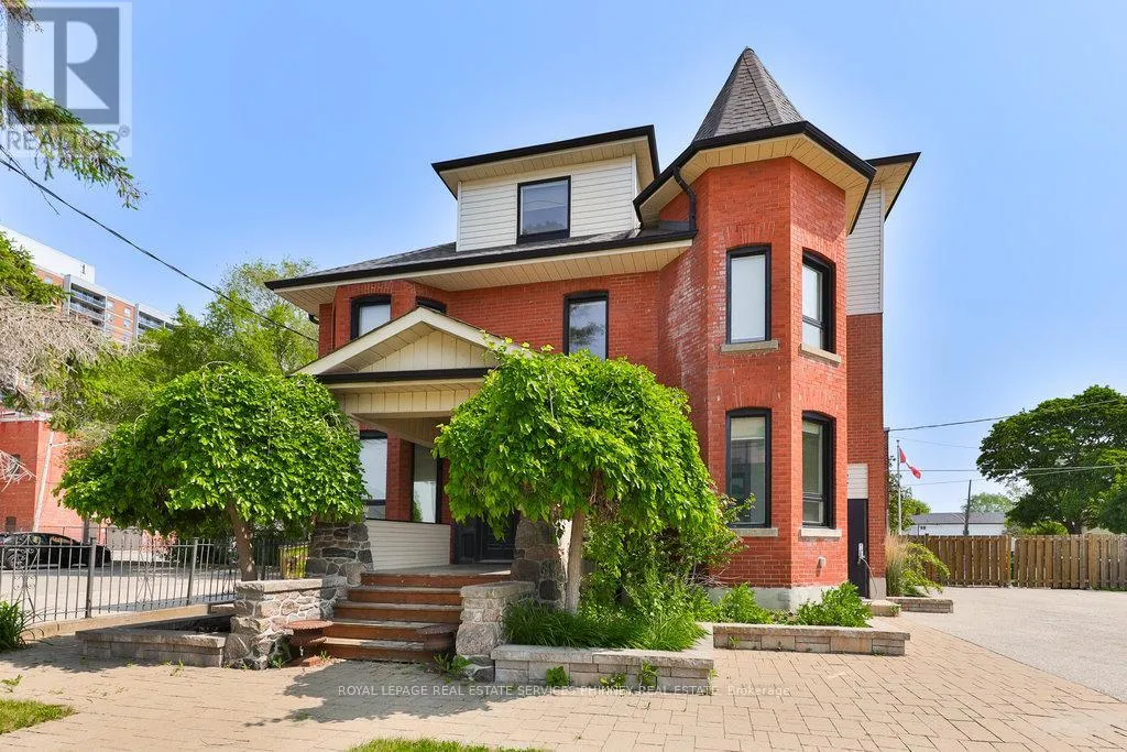 Offices for rent: Upper - 15 Mississauga Road S, Mississauga, Ontario L5H 2H5