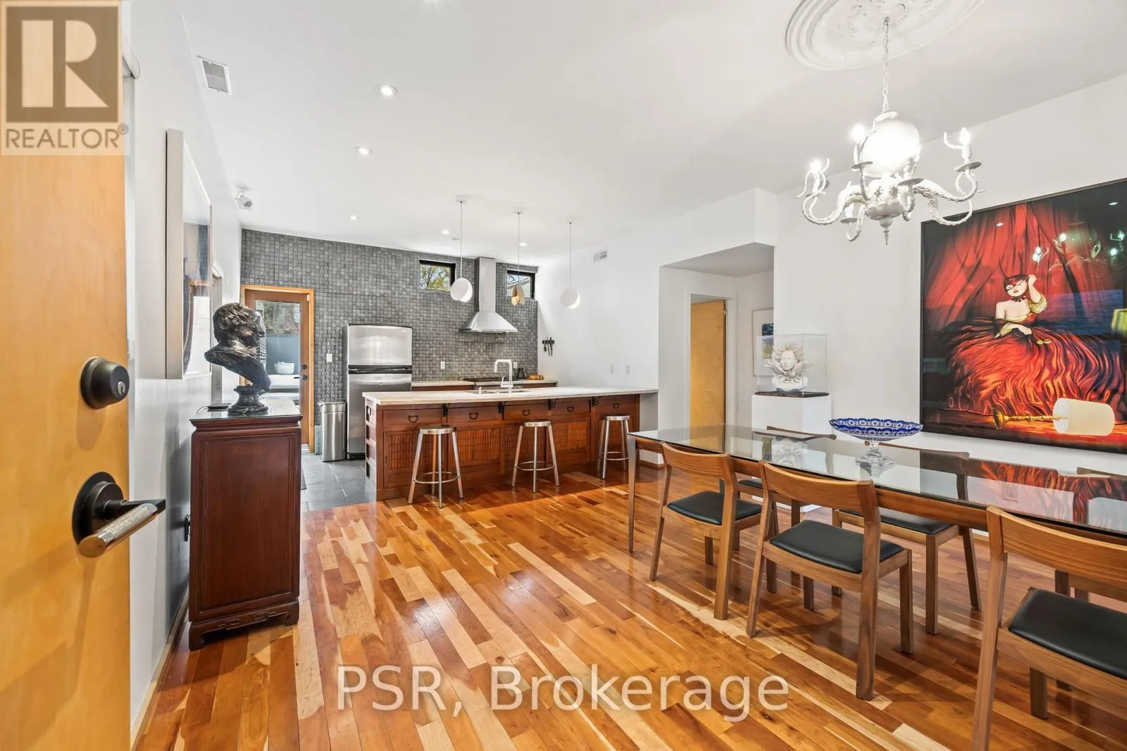 Other for rent: Upper - 2068 Dundas Street W, Toronto, Ontario M6R 1W8