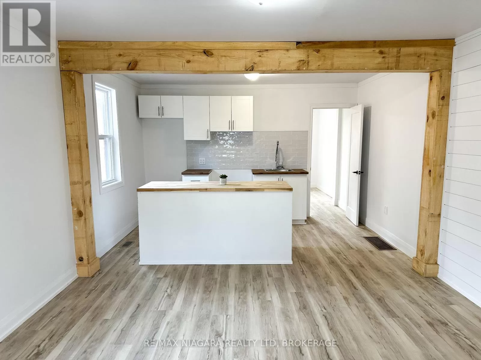 House for rent: Upper - 233 Pelham Road, St. Catharines, Ontario L2S 1W8