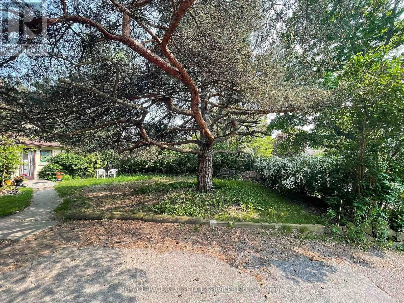 Other for rent: Upper - 239 Ellis Avenue, Toronto, Ontario M6S 2X4