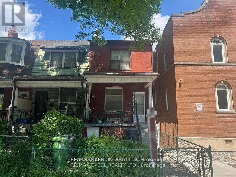 Row / Townhouse for rent: Upper - 26 Carr Street, Toronto, Ontario M5T 1B5