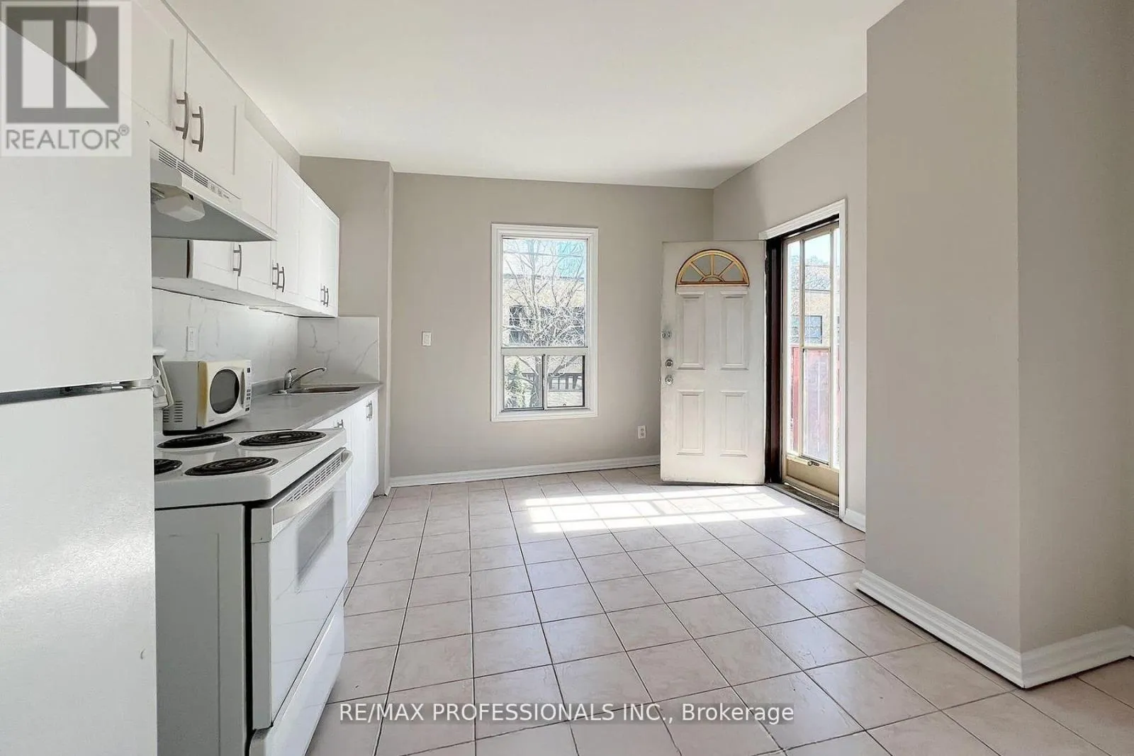 Other for rent: Upper - 345 Dundas Street E, Toronto, Ontario M5A 2A2