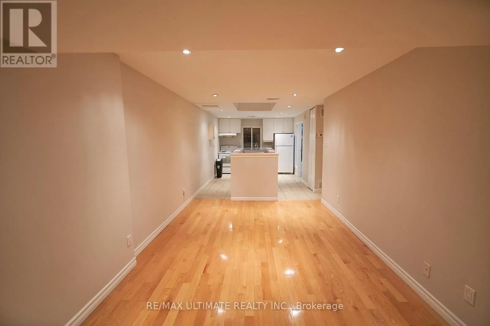 Row / Townhouse for rent: Upper - 35 Longboat Avenue, Toronto, Ontario M5A 4C9