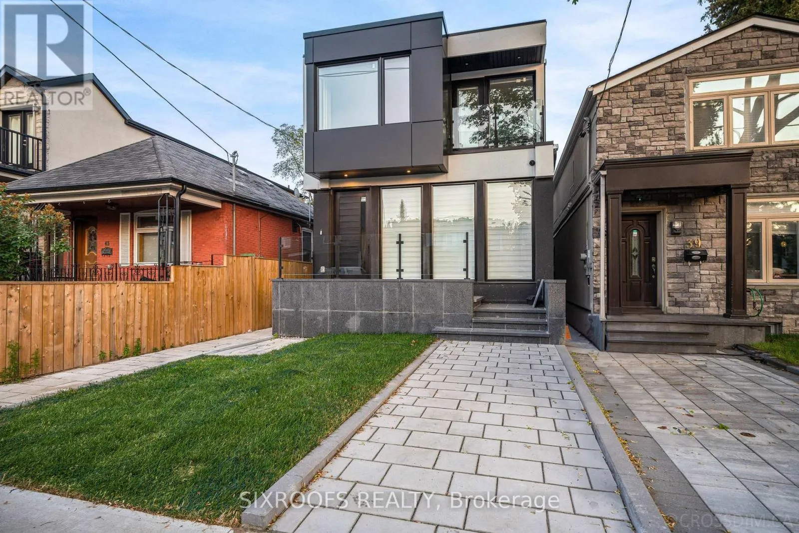 House for rent: Upper - 41 Dunkirk Road, Toronto, Ontario M4C 2M4