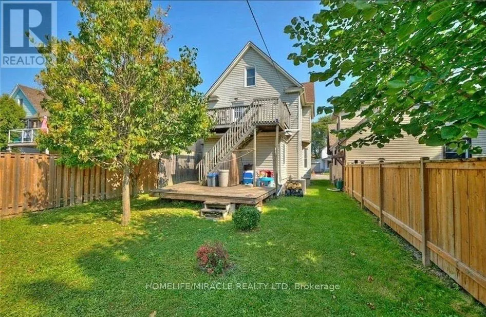 Duplex for rent: Upper - 4679 Second Avenue, Niagara Falls, Ontario L2E 4H5