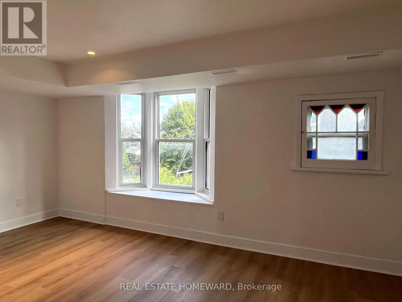 House for rent: Upper - 66 Melville Avenue, Toronto, Ontario M6G 1Y2