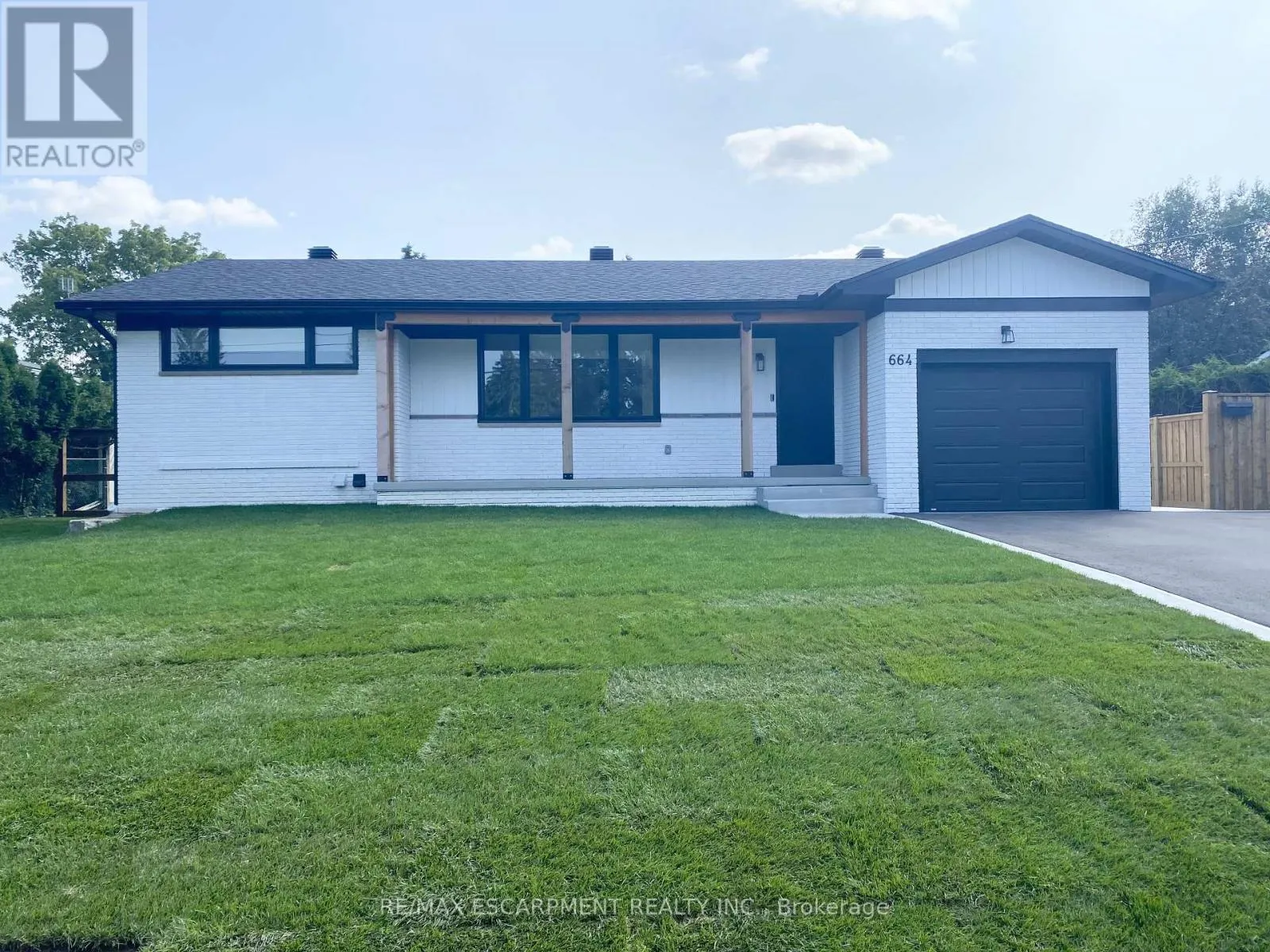 House for rent: Upper - 664 Hiawatha Boulevard, Hamilton, Ontario L9G 3A5