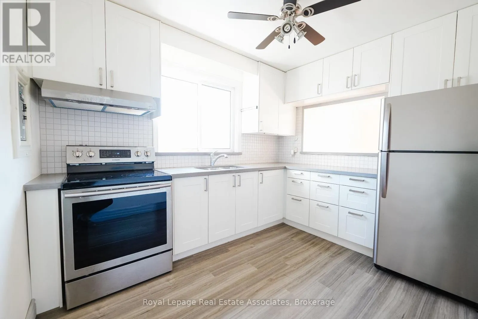 Duplex for rent: Upper - 9 Mississauga Road N, Mississauga, Ontario L5H 2H5