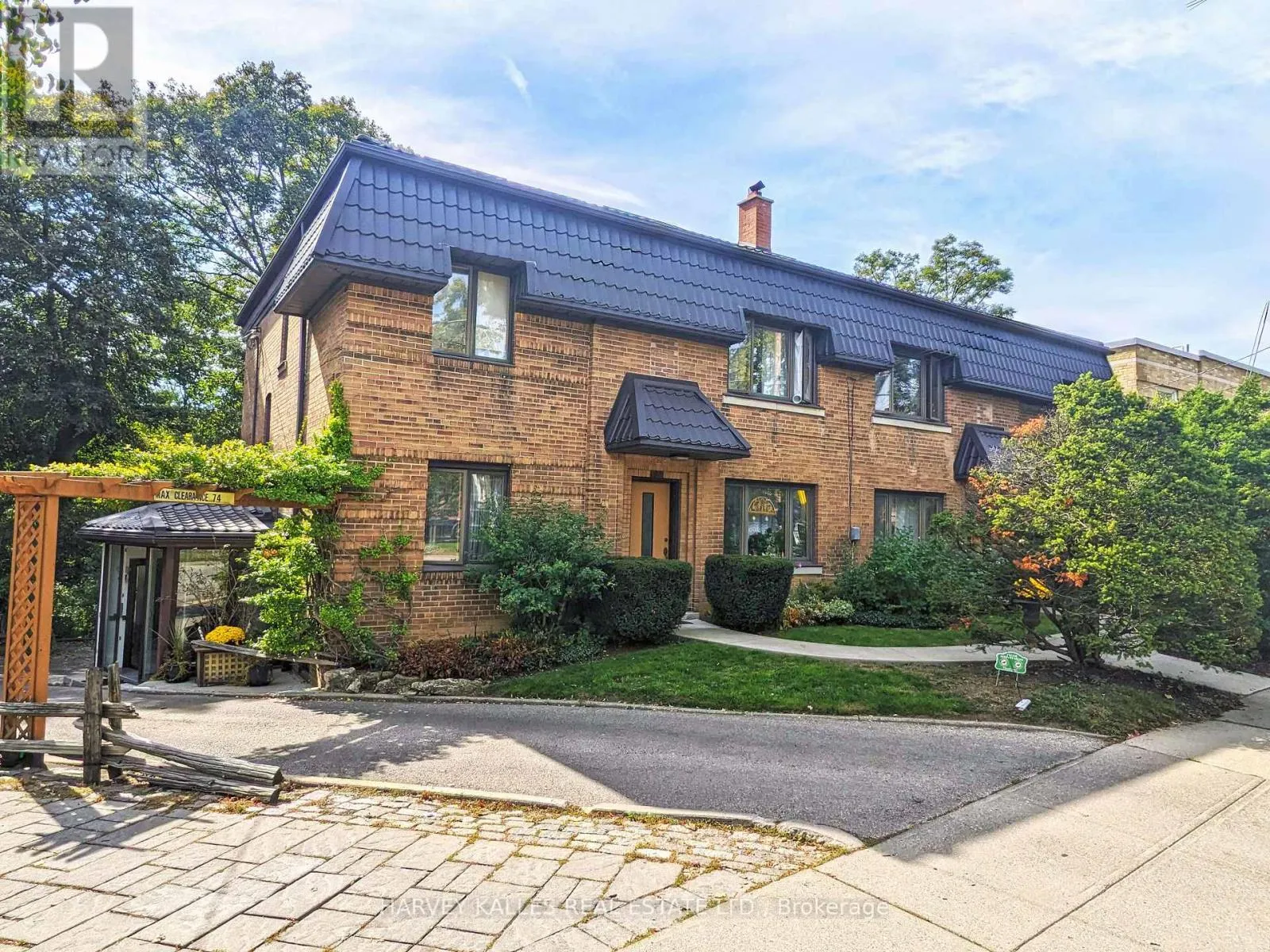 Other for rent: Upper - 95 Chatsworth Drive, Toronto, Ontario M4R 1R8