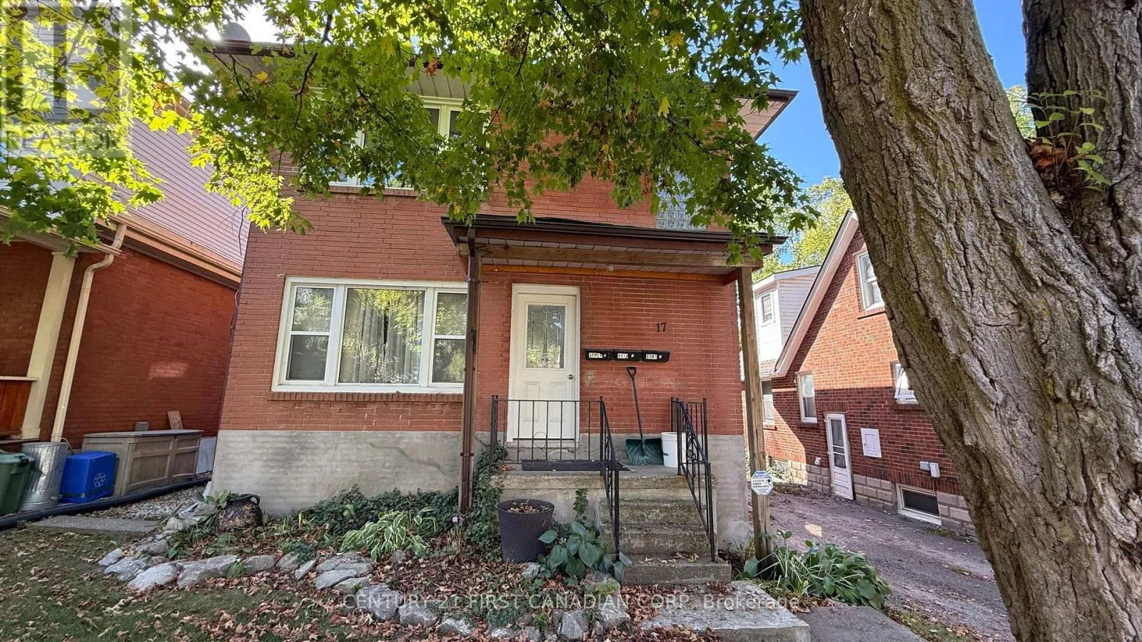 Other for rent: Upper Apartment - 17 Carfrae Crescent, London South, Ontario N6C 4A8