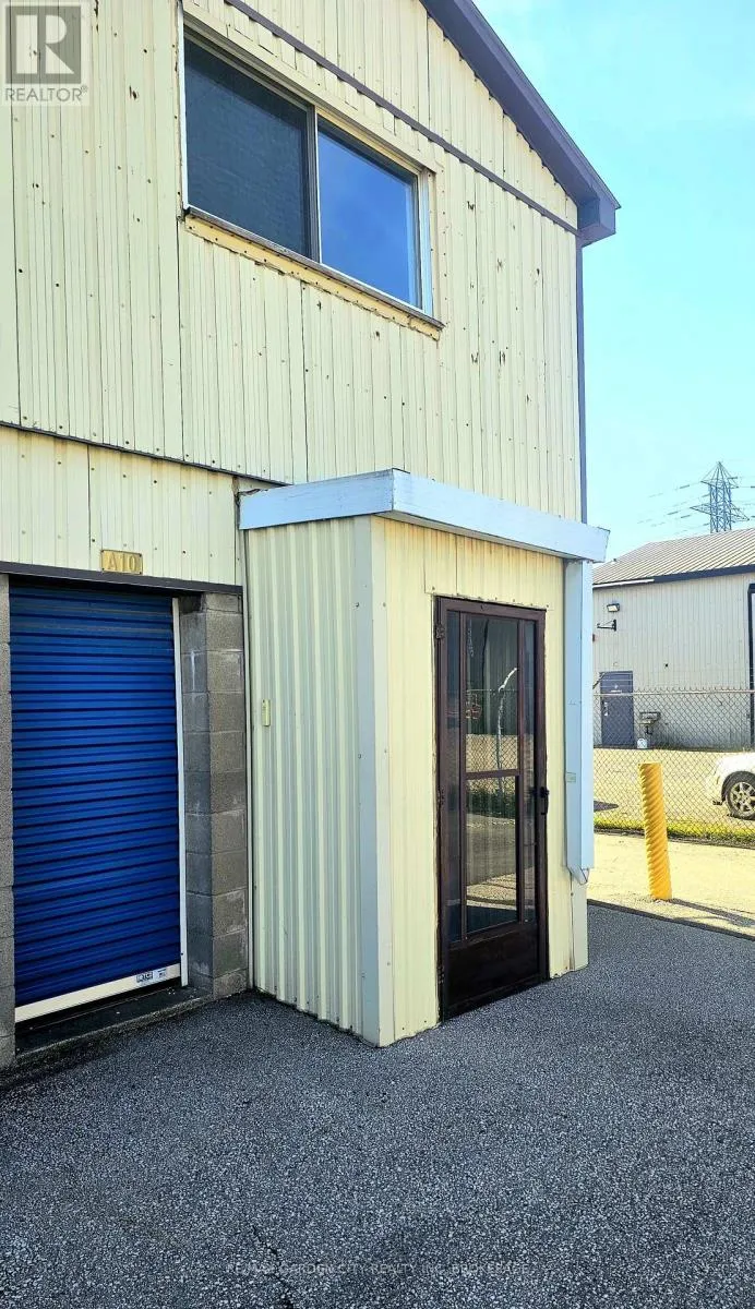 Other for rent: Upper Back - 215 Roberts Road, Grimsby, Ontario L3M 4E8