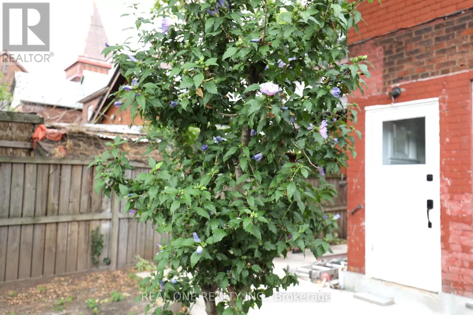 House for rent: Upper Level Unit - 148 Victoria Avenue N, Hamilton, Ontario L8L 5E8