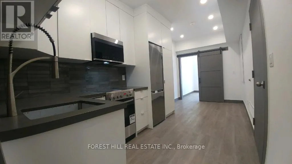 Other for rent: Upper N - 1213 Dundas Street W, Toronto, Ontario M6J 1X3