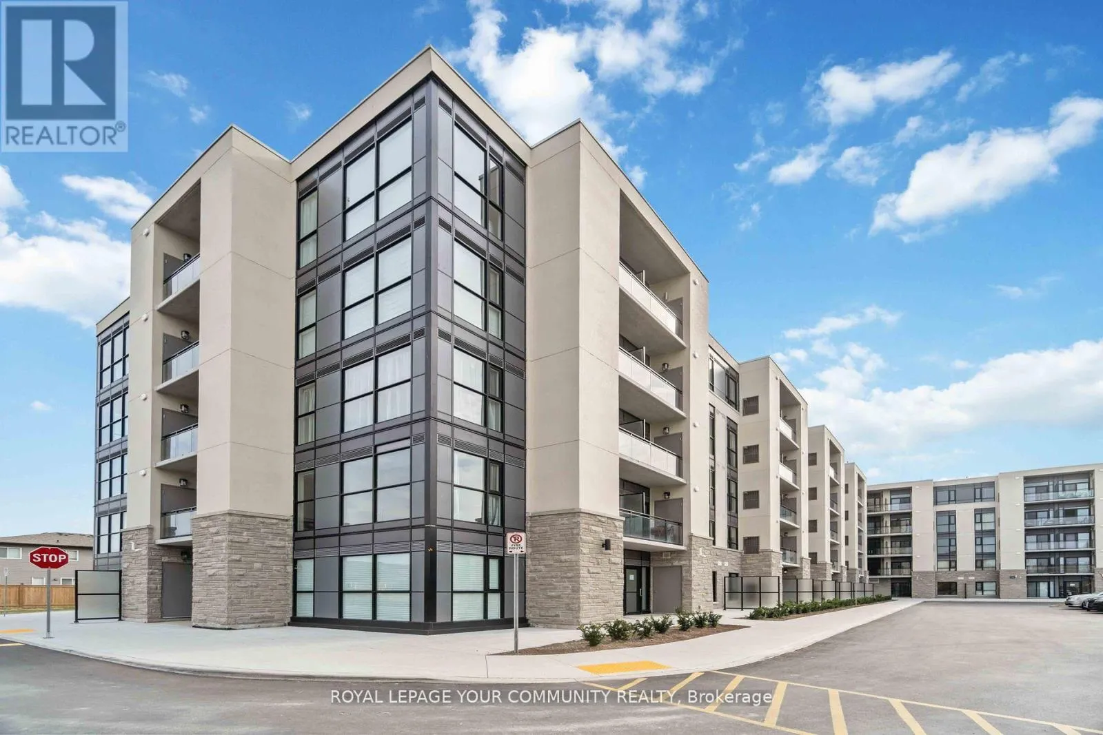 Apartment for rent: Upper Ph04 - 50 Herrick Avenue, St. Catharines, Ontario L2P 2T9