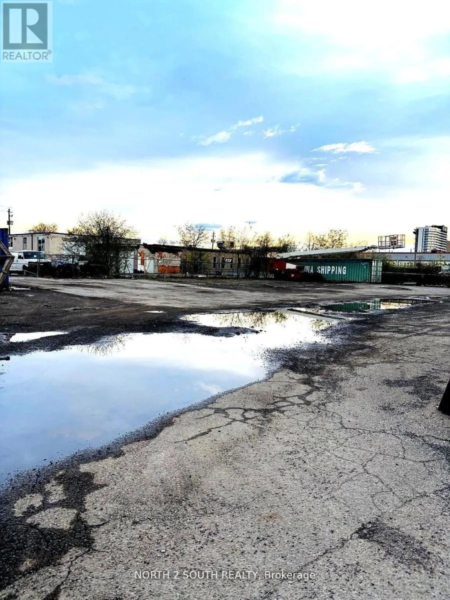 Yard - 200 Arvin Avenue, Hamilton, Ontario L8E 2L8