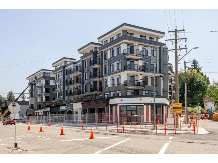 015 33816 SOUTH FRASER WAY, Abbotsford