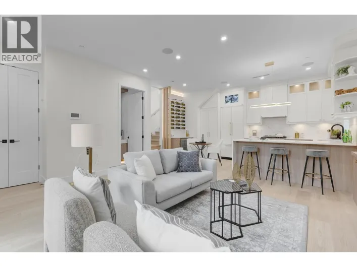 1 182 ONTARIO PLACE, Vancouver