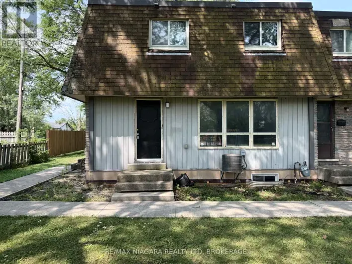 Row / Townhouse for rent: 1 - 21 WOODLAWN ROAD, Welland