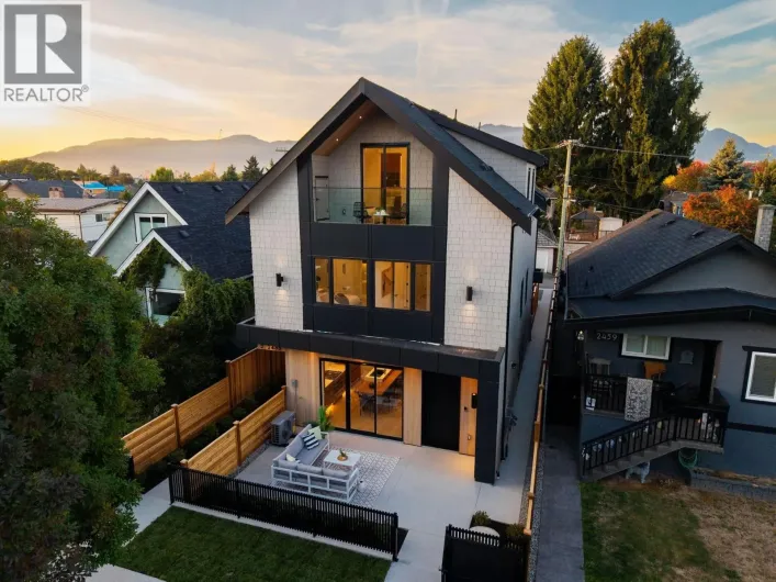 1 2435 NAPIER STREET, Vancouver