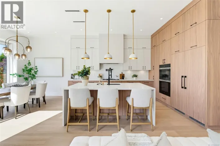 1 3022 Cadboro Bay Rd, Oak Bay