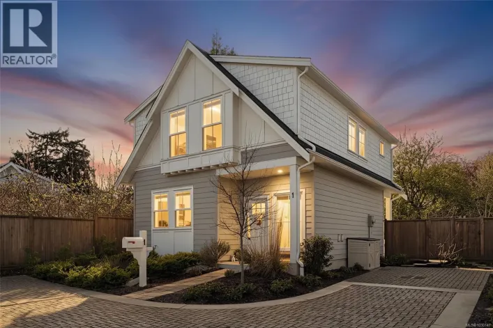 1 3120 Washington Ave, Victoria