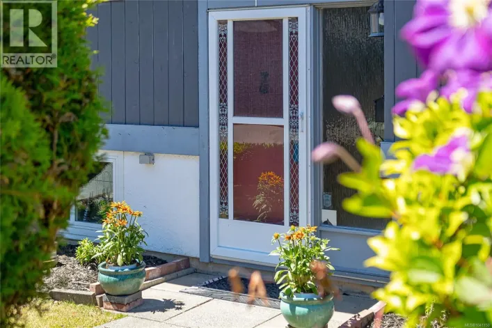 1 4391 Torquay Dr, Saanich