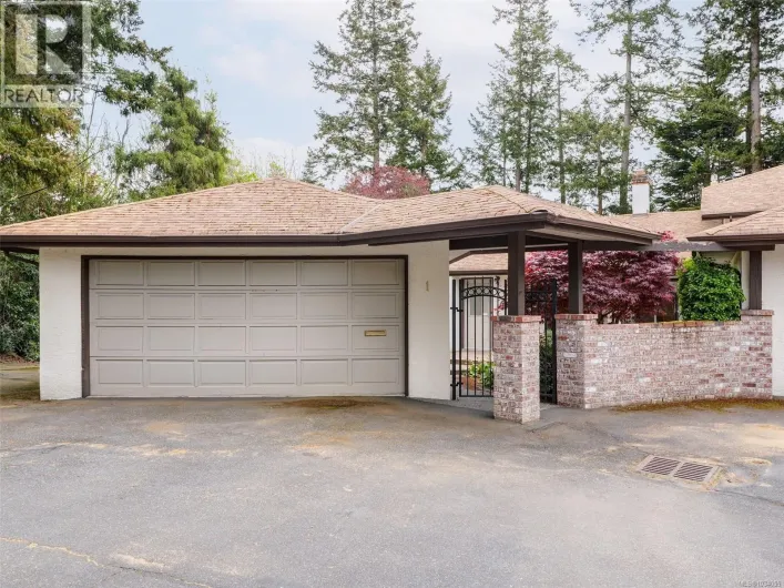 1 4631 Lochside Dr, Saanich