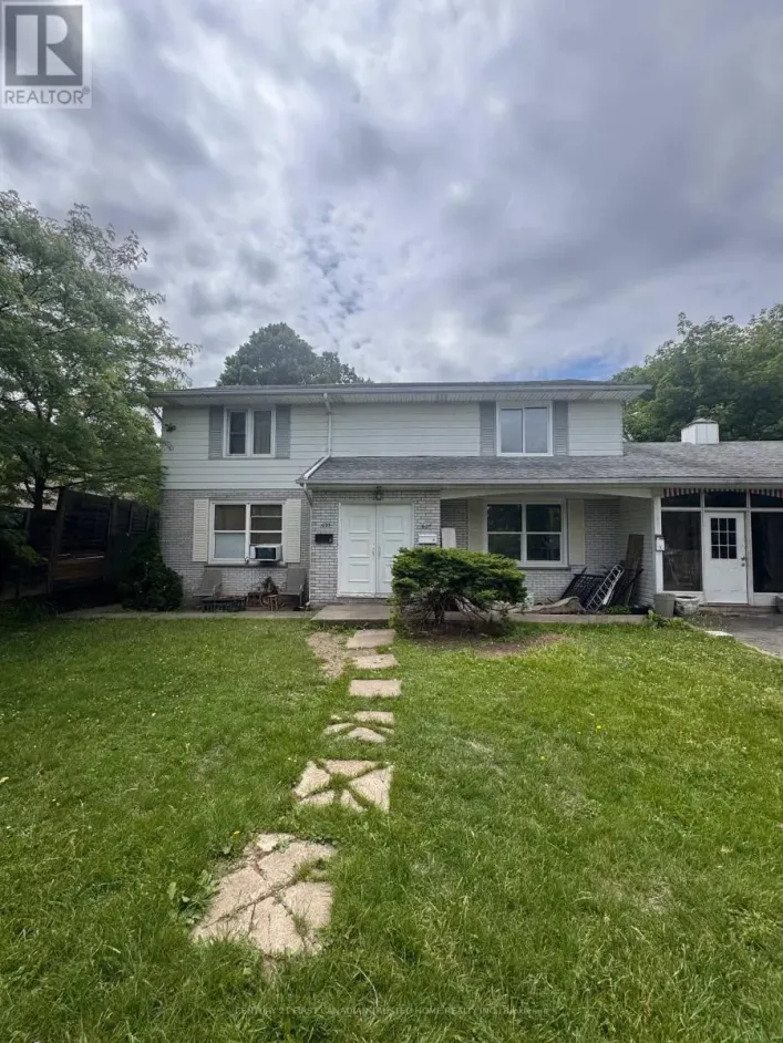 1 - 627 COMMISSIONERS ROAD E, London South