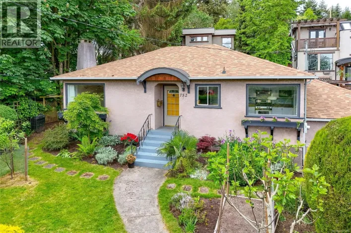 1 752 Lampson St, Esquimalt