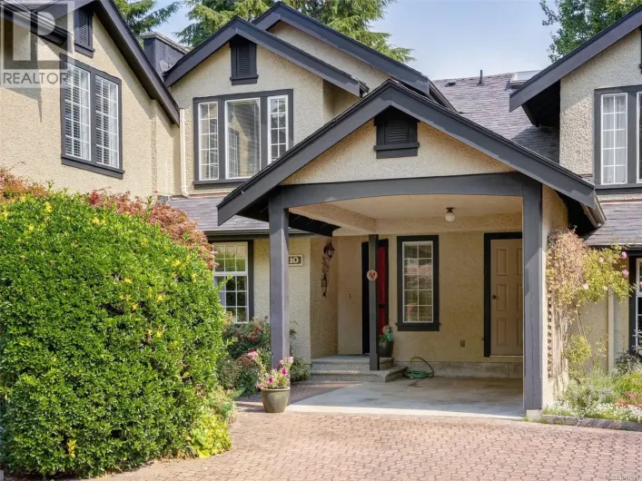 10 2566 Penrhyn St, Saanich
