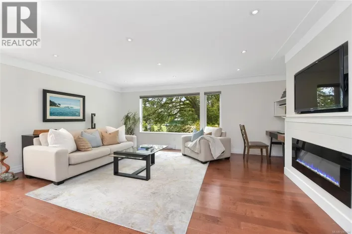 10 3008 Quadra St, Victoria