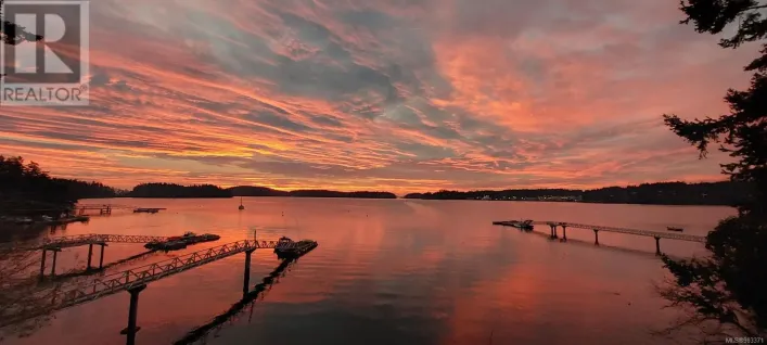 10 McKenzie Cres, Piers Island