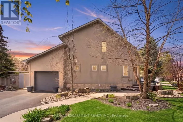 10 ROCKHAVEN LANE, Hamilton