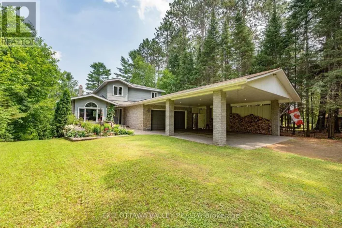 10 RYANS CAMP LANE, Laurentian Hills