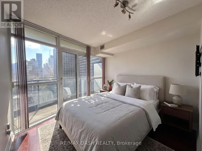 1008 - 21 CARLTON STREET, Toronto