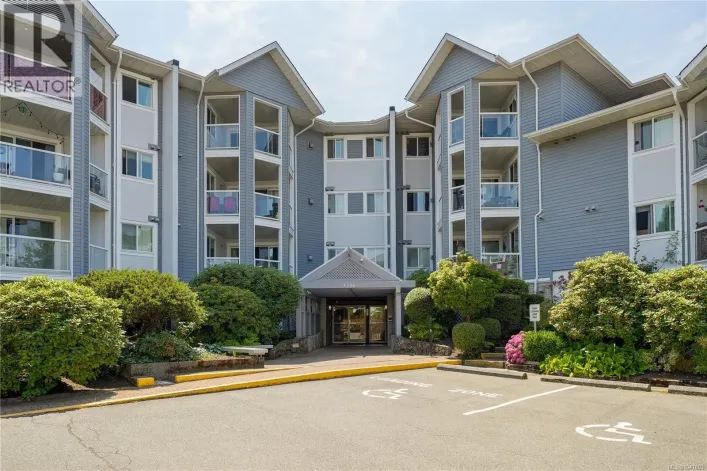 101 3206 Alder St, Saanich