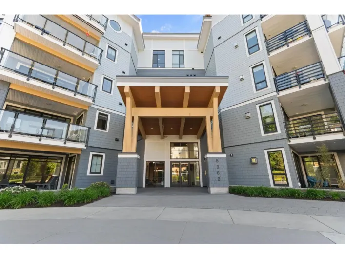 101 5380 TYEE LANE|Garrison Crossing, Chilliwack