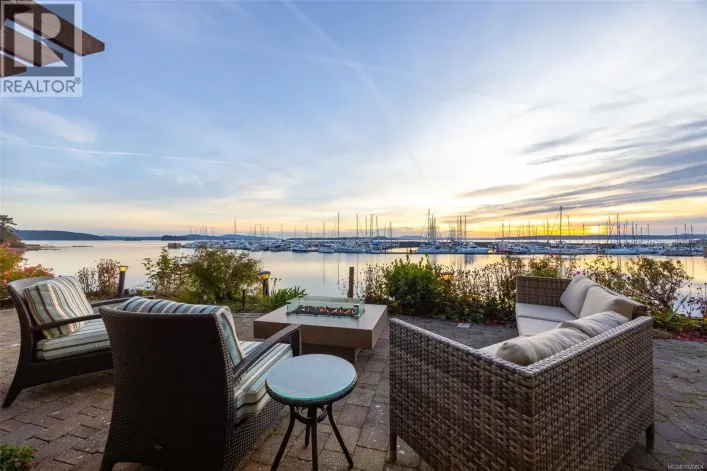 101 9949 Third St, Sidney