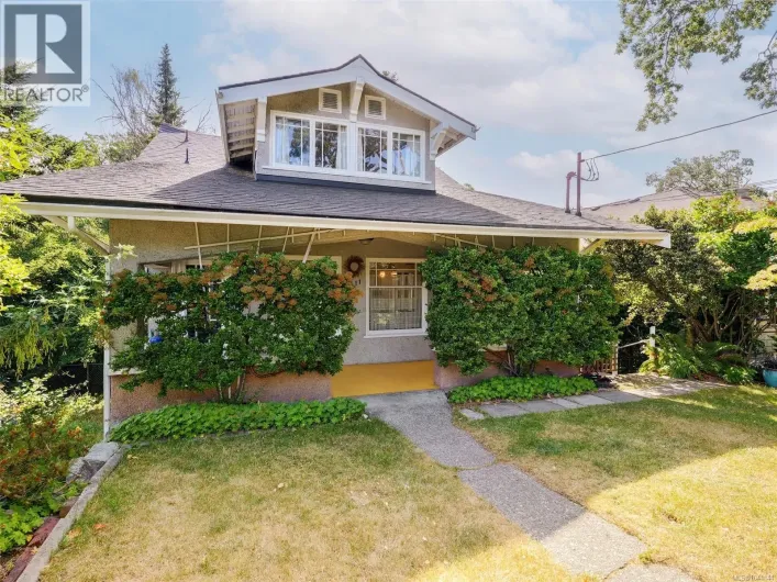 1011 Amphion St, Victoria
