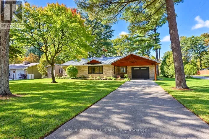 House for sale: 10138 EDMONDS BOULEVARD, Lambton Shores