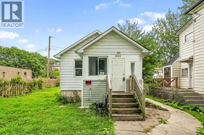 1016 Hickory ROAD, Windsor