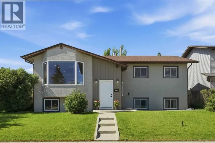 1018 10 Avenue SE, High River