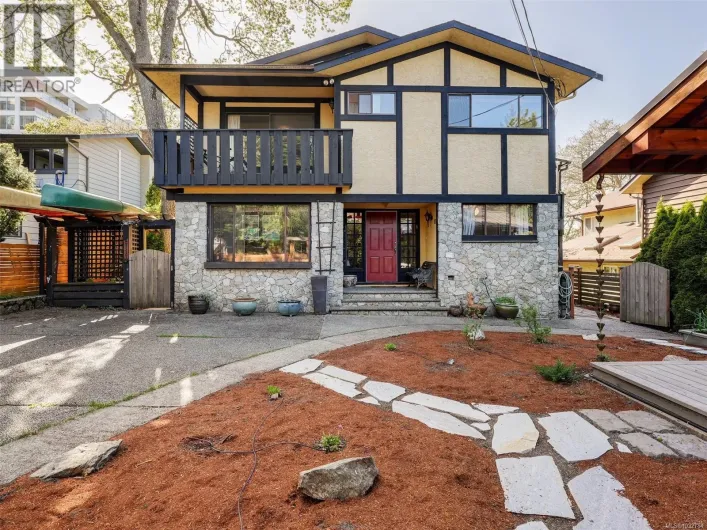 1018 Terrace Ave, Victoria