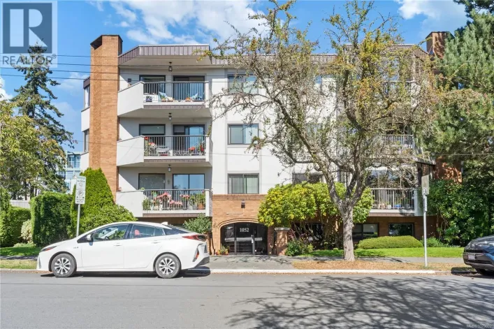 102 1052 Rockland Ave, Victoria