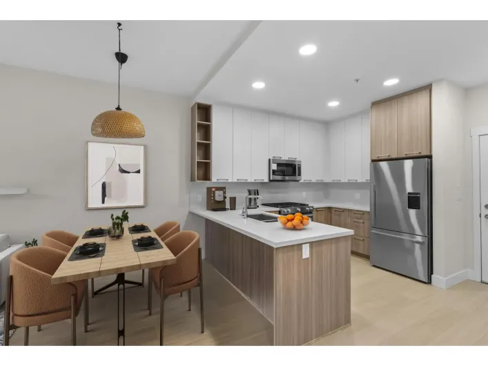 102 14022 NORTH BLUFF ROAD, White Rock