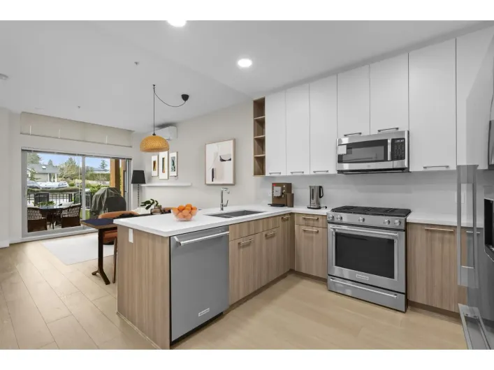 102 14022 NORTH BLUFF ROAD, White Rock